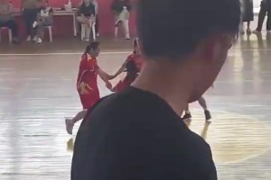 笑死！女子籃球賽驚現(xiàn)四保一戰(zhàn)術(shù)，就這樣還是被搶斷了??