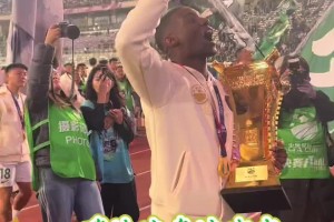 地道京味兒！實(shí)拍：法比奧一曲國(guó)安版《WakaWaka》燃爆全場(chǎng)??