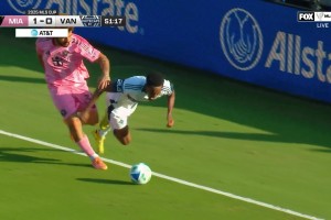 鳴不平？福克斯體育：溫哥華隊(duì)再次倒地，裁判沒(méi)有判罰點(diǎn)球??