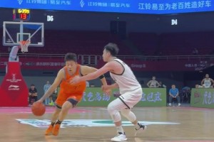 身手相當(dāng)矯??！張鎮(zhèn)麟在上海男籃正式比賽的首次得分！