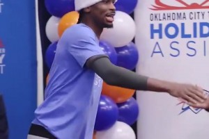 有溫度的大家庭！雷霆隊(duì)員們給小朋友買圣誕禮物！