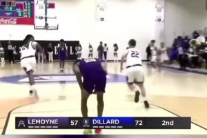 搞事的觀眾席！球員扣籃失手后捂著腿，場下觀眾全都模仿他受傷~