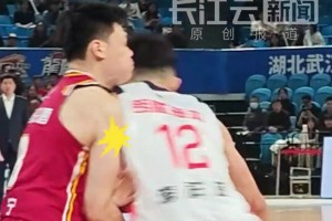 CBA杯賽對抗強(qiáng)度拉滿，張寧防守屢遭李祥波撞擊 ??