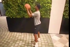 把老爸當(dāng)兄弟！名場面：布萊斯和詹姆斯比拼三分，互相噴垃圾話！