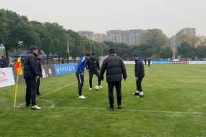 氛圍輕松！湖北隊賽前熱身環(huán)節(jié)：前國腳梅方與隊友搶圈！