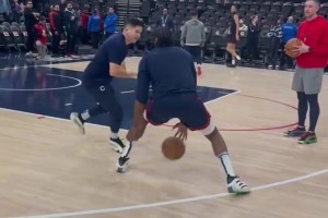 研究規(guī)則的大師！你被騙到了嗎？哈登這球真是招牌動作了！