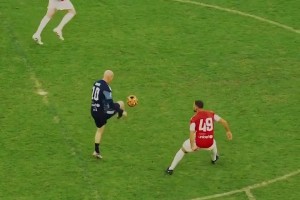 大師級(jí)優(yōu)雅！齊達(dá)內(nèi)接球轉(zhuǎn)身挑傳送出助攻，皇馬隊(duì)危速歸！