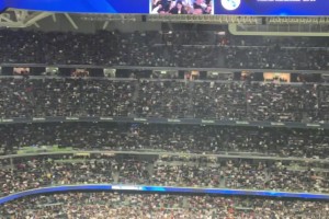 塞爾塔打入第二球后，伯納烏球場響起噓聲和口哨聲