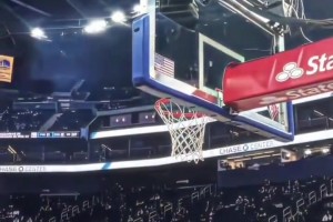 其他人反應(yīng)太逗了！名場(chǎng)面：全聯(lián)盟只有濃眉不知道庫(kù)里要干什么~