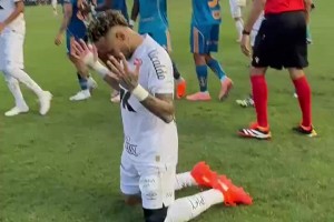 桑托斯保級(jí)成功！內(nèi)馬爾賽后跪地慶祝！