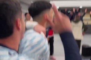 更衣室嗨瘋啦~塞爾塔在伯納烏主場0-2擊敗皇馬后全員陷入慶祝