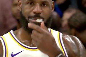 皇帝的統(tǒng)治還未結(jié)束？還能在恩比德頭上完成平框飛扣的老詹??