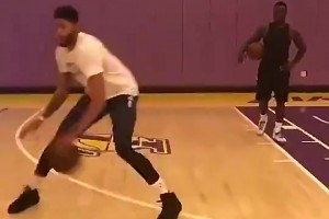 现在有点肿😂还记得浓眉当年刚到湖人时，这体型简直是完美啊！