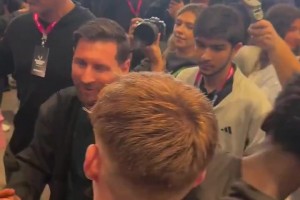 纽维尔老男孩球迷们高呼梅西名字：历史上最伟大球员都曾在这踢球